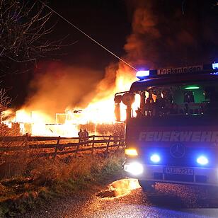 Scheune lichterloh in Flammen - Leiche im Inneren entdeckt