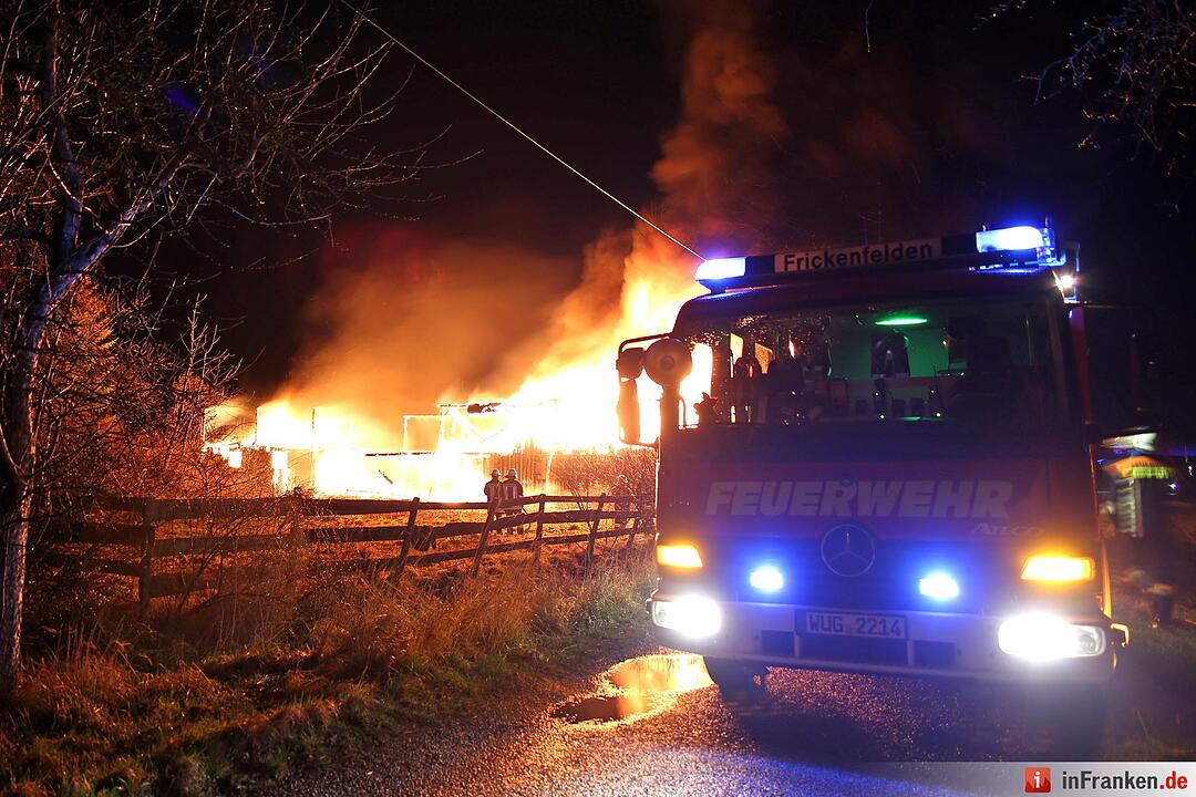 Scheune lichterloh in Flammen - Leiche im Inneren entdeckt