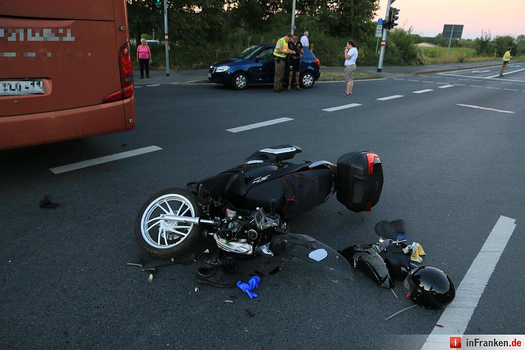 Bus missachtet Rotlicht - Rollerfahrer bei Kollision schwer verletzt