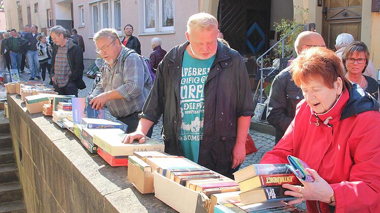 Der Flohmarkt hat seinen ganz besonderen Reiz. Hier gibt es alles vom Teddy über Heiligenfiguren bis zu Spielzeug aller Art. Foto: Dieter Britz