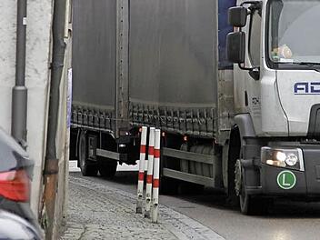 Ob durch Leit- oder Sicherungspfosten wie vor der Kulmbacher Bank oder (Bild) wie vor der Metzgerei gegenüber der Polizei in Stadtsteinach etwas mehr Sicherheit für die Fußgänger entlang der B 303 durch die Stadt geschaffen werden kann, das soll bei einer Begehung im Januar erörtert werden. Foto: Klaus Klaschka