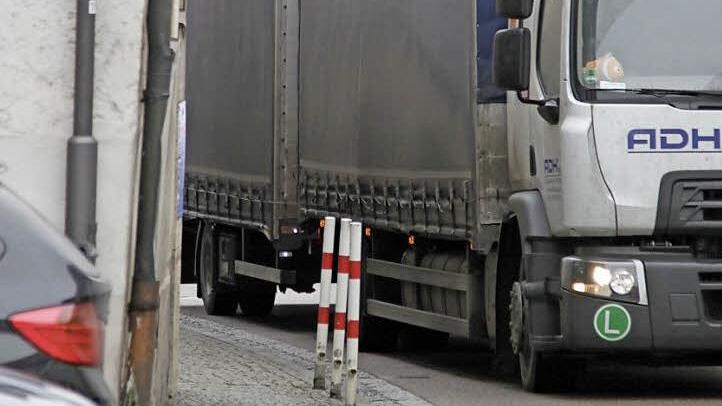 Ob durch Leit- oder Sicherungspfosten wie vor der Kulmbacher Bank oder (Bild) wie vor der Metzgerei gegenüber der Polizei in Stadtsteinach etwas mehr Sicherheit für die Fußgänger entlang der B 303 durch die Stadt geschaffen werden kann, das soll bei einer Begehung im Januar erörtert werden. Foto: Klaus Klaschka