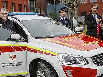 Kreisbrandinspektor Wolfgang Wunner (v. links) , Sachgebietsleiter Jürgen Kupfer, Kreisbrandinspektor Hans Schmitt, Landrat Dr. Ulm, Kreisbrandrat Oliver Flake, dahinter Kreisbrandinspektor Markus Wolf und daneben Kreisbrandinspektor Ernst Messingschlager  Foto: Burkhardt, KFV Forchheim