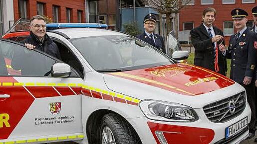 Kreisbrandinspektor Wolfgang Wunner (v. links) , Sachgebietsleiter Jürgen Kupfer, Kreisbrandinspektor Hans Schmitt, Landrat Dr. Ulm, Kreisbrandrat Oliver Flake, dahinter Kreisbrandinspektor Markus Wolf und daneben Kreisbrandinspektor Ernst Messingschlager  Foto: Burkhardt, KFV Forchheim