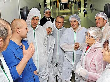 Gut geschützt: Christoph Benckiser (links im blauen Overall) erläuterte seinen Besuchern die Technik der Schweinemastanlage zwischen Rannungen und Maßbach. In der Mitte des Bildes der stellvertretende Landrat Emil Müller, rechts daneben die Bundestagsabgeordneten Dorothee Bär und Sabine Dittmar.  Foto: Dieter Britz