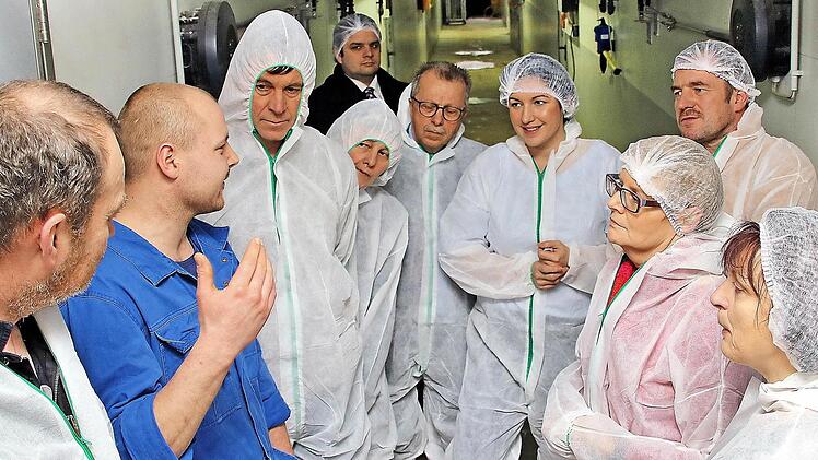 Gut geschützt: Christoph Benckiser (links im blauen Overall) erläuterte seinen Besuchern die Technik der Schweinemastanlage zwischen Rannungen und Maßbach. In der Mitte des Bildes der stellvertretende Landrat Emil Müller, rechts daneben die Bundestagsabgeordneten Dorothee Bär und Sabine Dittmar.  Foto: Dieter Britz