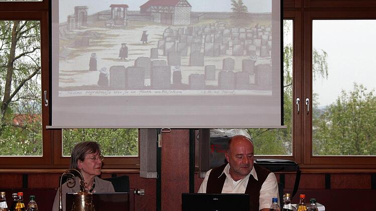 Die Autorin des Buches über jüdisches Leben in Uehlfeld mit Bürgermeister Werner Stöcker in der Sitzung  Foto: Evi Seeger