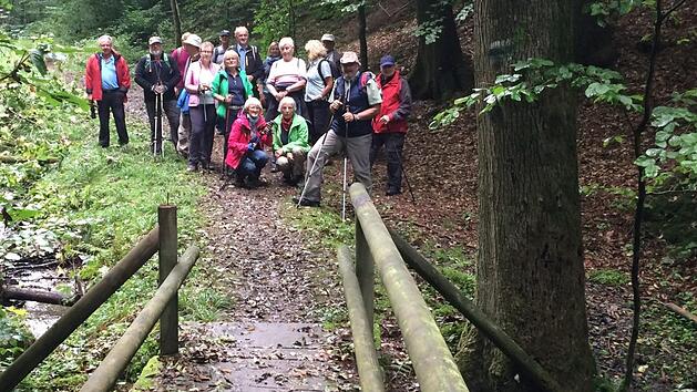 Rund 15 Teilnehmer hatte sich auf Einladung der Bayerischen Rundschau hin gemeinsam mit Willi Rucker (im Vordergrund rechts) auf den Weg rund um Kupferberg gemacht.  Foto: Alexander M&uuml;ller