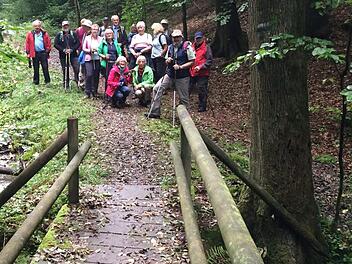 Rund 15 Teilnehmer hatte sich auf Einladung der Bayerischen Rundschau hin gemeinsam mit Willi Rucker (im Vordergrund rechts) auf den Weg rund um Kupferberg gemacht.  Foto: Alexander Müller