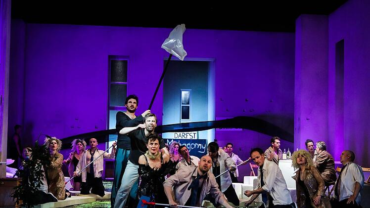 Die Oper "Aufstieg und Fall der Stadt Mahagonny" von Bert Brecht und Kurt Weill feierte Premiere am Landestheater Coburg. Regie führte Konstanze Lauterbach.Foto: Henning Rosenbusch