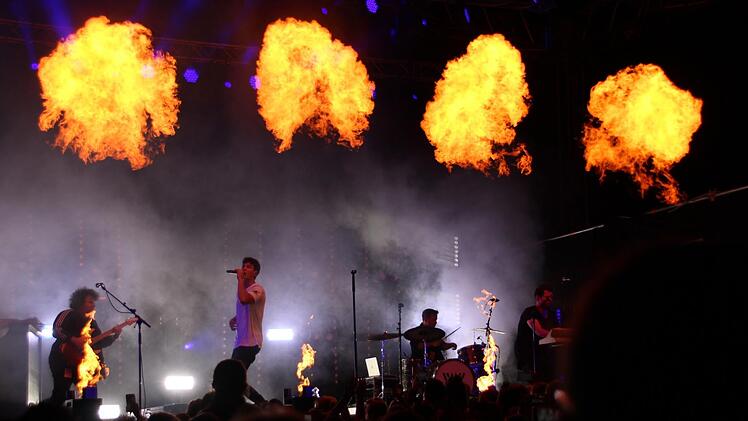 Ein Feuerwerk für Wincent Weiss beim Tambacher Sommer.Carolin Herrmann