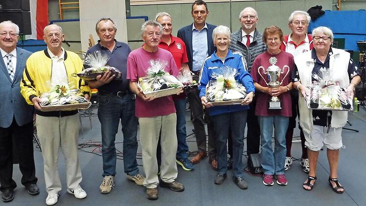 Die teilnehmerstärksten Wandergruppen (von links): der weitere Stellvertreter des Landrats, Bernd Steger, Heinz Münch (Küps), Harald Gredlein (Feldbuch), Harry Kießling (Schwarzenbach/Saale), Jürgen Karl (FC-Bayern-Fanclub), TSV-Vorsitzender Jörg Neubauer, Monika Ossmann (Wanderfreunde Weißenbrunn), Bürgermeister Egon Herrmann, Ursula Kießling (Schwarzenbach/Saale), Wanderabteilungsleiter Günter Kaim und Heike Kumbera (Eckernförde) Foto: Dieter Wolf