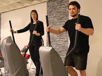 Sie wagen den Schritt in die Selbstständigkeit: Regina Bezold und Leon Schenkendorf eröffnen in Thurnau das "T(h)urnFit".  Foto: Alexander Hartmann