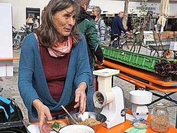 Karin Depner, Gesundheitsberaterin, zeigte Interessenten, wie man eine klimaschonende und gesunde Mahlzeit - hier ein Hafersalat - zubereitet. Foto: Pascale Ferry