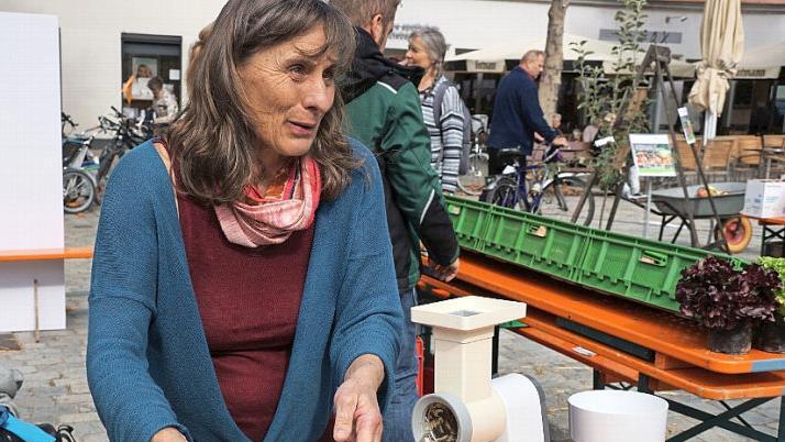 Karin Depner, Gesundheitsberaterin, zeigte Interessenten, wie man eine klimaschonende und gesunde Mahlzeit - hier ein Hafersalat - zubereitet. Foto: Pascale Ferry