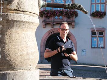 Klaus    Gößmann-Schmitt auf dem Hammelburger Marktplatz.  Foto: Ralf Ruppert