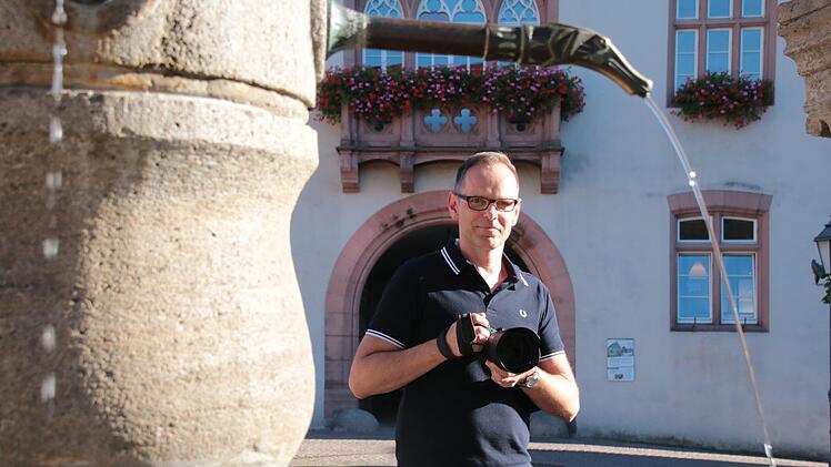 Klaus    Gößmann-Schmitt auf dem Hammelburger Marktplatz.  Foto: Ralf Ruppert