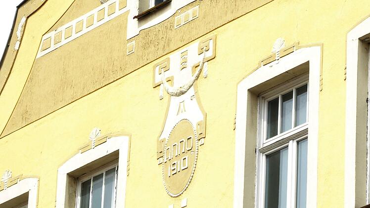 Kartusche mit Jugendstilornamenten und der Jahreszahl 1910 am Giebel eines viergeschossigen Gebäudes in der Judengasse.Foto: Jochen Berger