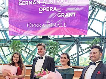 Der australische Bassbariton James Young (2.&nbsp;v.&nbsp;l.) &ndash; hier im Kreise der Finalisten &ndash; hat einen renommierten Operngesangswettbewerb in seiner Heimat f&uuml;r sich entschieden.