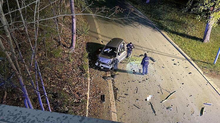 Helmbrechts: 19-Jähriger flüchtet vor der Polizei - und stürzt mit seinem Auto von einer Brücke