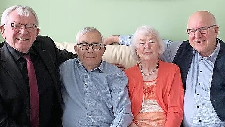 An ihrem Ehrentag freuten sich Gabriele und Johann Spindler &uuml;ber den Besuch des Hirschaider B&uuml;rgermeisters Klaus Homann sowie des Landrats Johann Kalb.