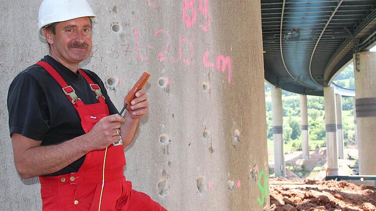 Michael Schneider ist seit 30 Jahren im Geschäft. Trotzdem ist die Sprengung der Sinntalbrücke für ihn ein Großereignis. Fotos: Ulrike Müller