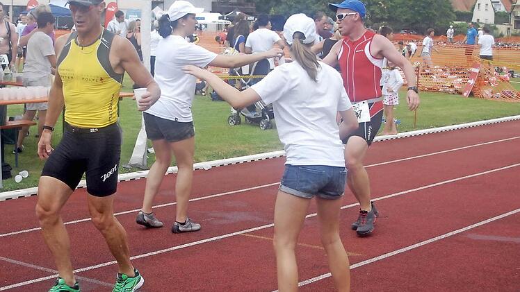 Obwohl es vormittags bewölkt ist, drückt die Hitze schon. Deshalb müssen die Triathleten viel Flüssigkeit zu sich nehmen.