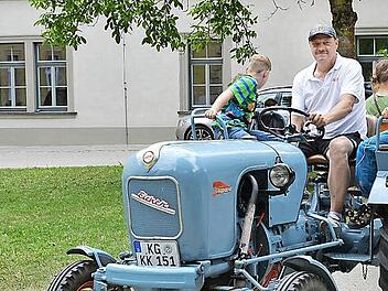 Sehr beliebt beim Sommerfest: Das Traktorfahren Fotos: Björn Hein