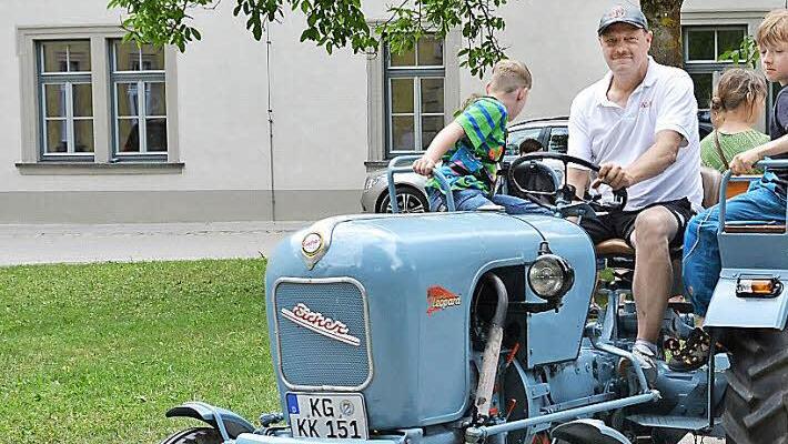 Sehr beliebt beim Sommerfest: Das Traktorfahren Fotos: Björn Hein