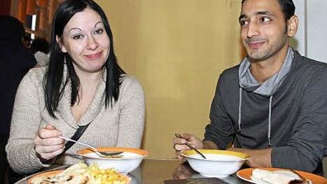 Tatjana (30) und Kasim (26) probierten türkisches Essen und fanden es gut. Die beiden waren unter den über 200 Gästen, die am gestrigen Sonntag zum Begegnungsfest ins Kulmbacher Jugendzentrum "Alte Spinnerei" kamen.