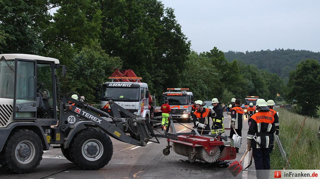 Fahrzeuge kollidieren auf Staatsstrasse