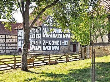 Am Truchseß-Haus im Fladunger Freilandmuseum wird das Unterfränkische Volksmusikfest eröffnet.  Foto: privat