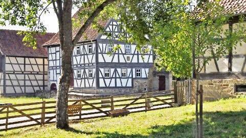 Am Truchseß-Haus im Fladunger Freilandmuseum wird das Unterfränkische Volksmusikfest eröffnet.  Foto: privat