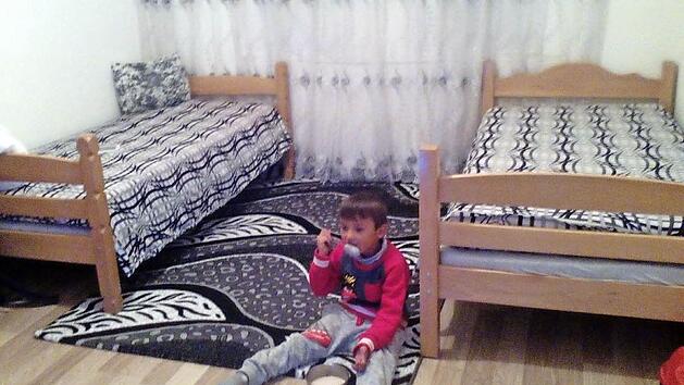 Familie Gashi musste 2016 zurück in den Kosovo. In Ebenhausen, wo die Familie zwei Jahre lebte, hat das Altweiberfaschingsteam jetzt 500 Euro gespendet, damit die Familie Betten kaufen konnte. Foto: Familie Gashi