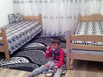 Familie Gashi musste 2016 zurück in den Kosovo. In Ebenhausen, wo die Familie zwei Jahre lebte, hat das Altweiberfaschingsteam jetzt 500 Euro gespendet, damit die Familie Betten kaufen konnte. Foto: Familie Gashi