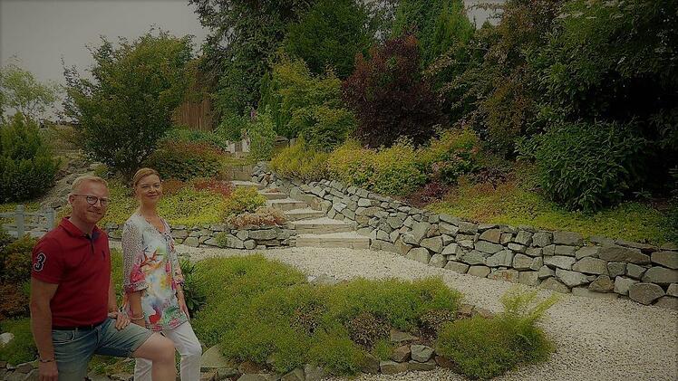 Der Garten von Thomas Kotschenreuther und Grit Meusel mit Hanglage wurde von Natursteintrockenmauern aus heimischem Gestein im mühevoller Arbeit terrassiert.  Foto: Gerd Fleischmann