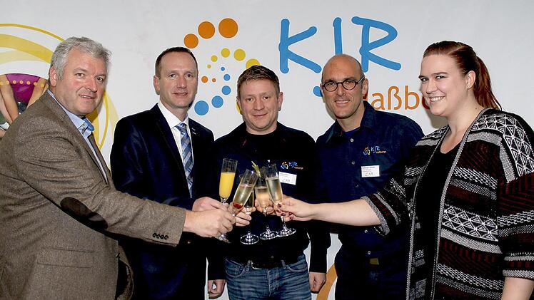 Auf 70 Jahre Kreisjugendring Haßberge stießen (von links) Eberns Bürgermeister Jürgen Hennemann, stellvertretender Landrat Michael Ziegler (Eltmann), Vorsitzender Daniel Fischer, Geschäftsführer Frank Kupfer-Mauder und die stellvertretende Vorsitzende des Bezirksjugendrings, Jennifer Harde, an.Ralf Naumann