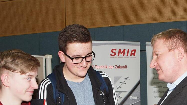 Die Schüler Jakob Zillig und Paul Schramm (von links) informierten sich bei Alexander Baier (rechts), Ausbilder bei dem Michelauer Unternehmen Smia, über die vielfältigen beruflichen Perspektiven.Alfred Thieret