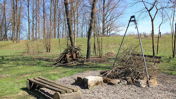 In dem Projekt "Meilenstein" wird am Wiesner Wörthsee eine Feuerstelle schrittweise auf Vordermann gebracht.  Foto: Jutta Rudel