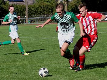 Der Wonfurter Torschütze Jonathan Strauß (links) setzt sich gegen den Limbacher Nico Angebrand durch. Fotos: Günther Geiling