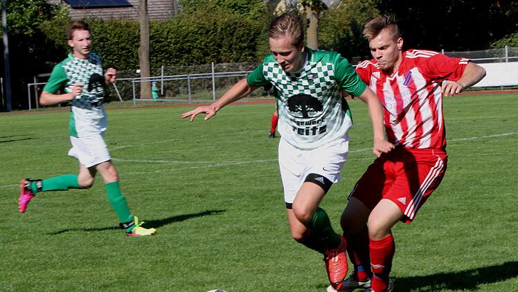 Der Wonfurter Torschütze Jonathan Strauß (links) setzt sich gegen den Limbacher Nico Angebrand durch. Fotos: Günther Geiling