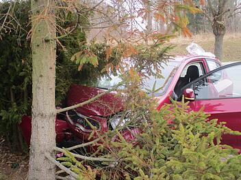 Bei einem Unfall in D&ouml;rfles-Esbach ist eine Frau schwer am Kopf verletzt worden. Sie ist mit ihrem Auto gegen einen Baum gekracht. Grund f&uuml;r den Unfall k&ouml;nnten die Schlappen gewesen sein. Foto: Polizei