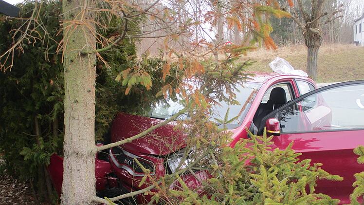 Bei einem Unfall in D&ouml;rfles-Esbach ist eine Frau schwer am Kopf verletzt worden. Sie ist mit ihrem Auto gegen einen Baum gekracht. Grund f&uuml;r den Unfall k&ouml;nnten die Schlappen gewesen sein. Foto: Polizei