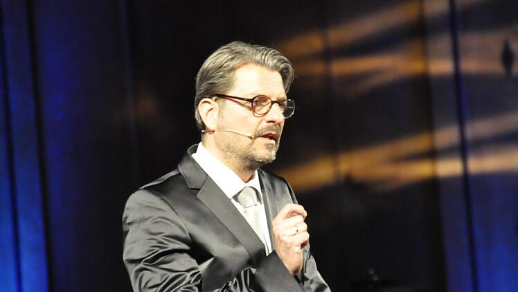Der Pianist und Musikkomödiant Felix Reuter ist ein Ausnahmetalent, der weiß, wie er das Publikum im Regentenbau fesselte. Foto: Peter Klopf