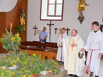 Der polnische Priester "Tadek" segnete beim Hochamt die vielen Heilkr&auml;uter. Foto: Arthur Stollberger
