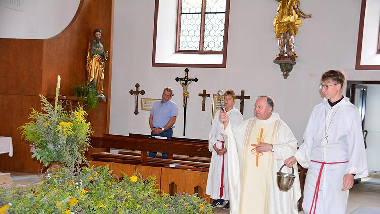 Der polnische Priester "Tadek" segnete beim Hochamt die vielen Heilkr&auml;uter. Foto: Arthur Stollberger