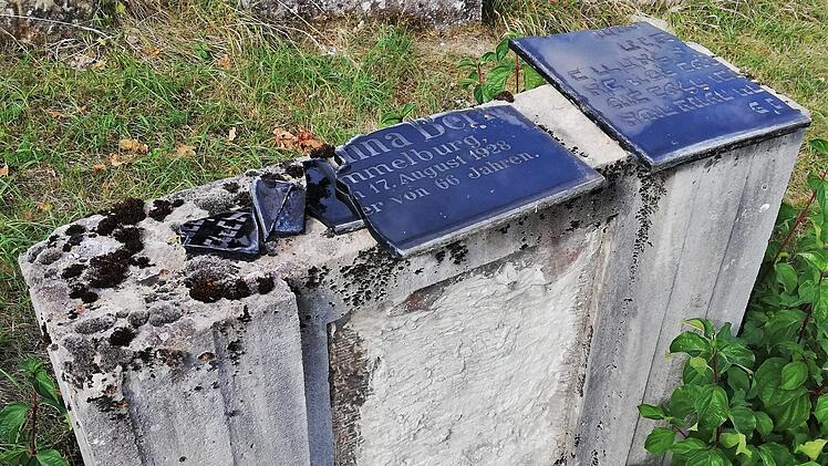 Die zerstörte Grabplatte des Grabsteins darunter. Sigismund von Dobschütz