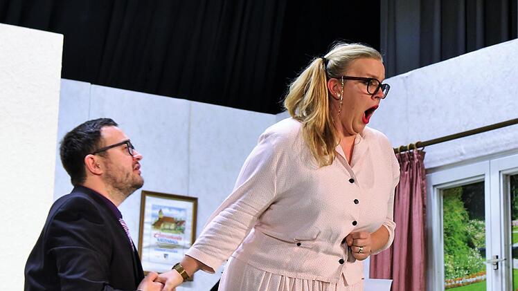 ufführung der  Theatergruppe Katzenbach  im Kursaal von Bad Bocklet. Gespielt wird  der Schwank "Die Gedächtnislücke" von Bernd Gombold. Werner Vogel