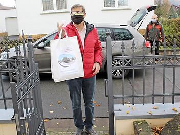 An die Haustüre brachten die Verantwortlichen in Lettenreuth den "Seniorentag 2020 - aus der Tüte".  Foto: Horst Habermann