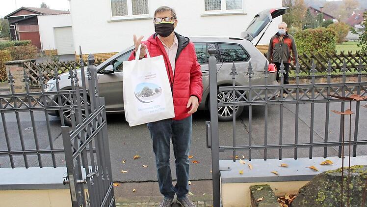 An die Haustüre brachten die Verantwortlichen in Lettenreuth den "Seniorentag 2020 - aus der Tüte".  Foto: Horst Habermann
